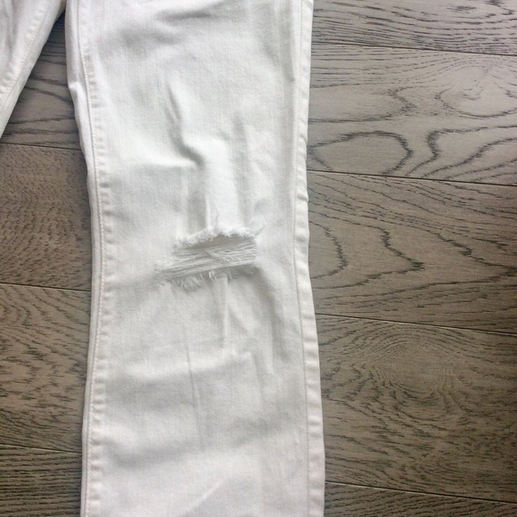 LEVI’S WHITE MID RISE SLIM CUFFED JEANS. Size 2 - Picture 4 of 8